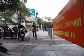 Công an phường Bách Khoa kiểm tra người tham gia giao thông tại chốt phòng, chống dịch trên tuyến phố Lê Thanh Nghị, phường Bách Khoa. (Ảnh: Vũ Sinh/TTXVN) 