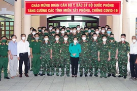 Lãnh đạo tỉnh và ngành Y tế Sóc Trăng cùng Đoàn cán bộ y, bác sỹ Học viện Quân y Bộ Quốc phòng về tăng cường phòng chống dịch tại Sóc Trăng. (Ảnh: TTXVN phát) 