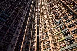 Tòa nhà chung cư ở Hong Kong, Trung Quốc. (Ảnh: AFP/TTXVN)