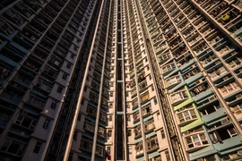 Tòa nhà chung cư ở Hong Kong, Trung Quốc. (Ảnh: AFP/TTXVN)