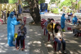 Ngày 31/7, Sở Giáo dục và Đào tạo tỉnh Phú Yên phối hợp với Sở Y tế triển khai xét nghiệm sàng lọc SARS-CoV-2 cho thí sinh tham gia kỳ thi tốt nghiệp Trung học phổ thông năm 2021 (đợt 2) và cán bộ giáo viên làm nhiệm vụ thi. (Ảnh: Xuân Triệu/TTXVN) 