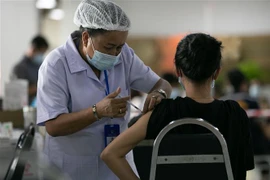 Nhân viên y tế tiêm vaccine phòng COVID-19 cho người dân tại thủ đô Vientiane, Lào ngày 17/6/2021. (Ảnh: THX/TTXVN) 