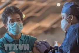 Nhân viên y tế tiêm vaccine phòng COVID-19 cho người dân tại Jakarta, Indonesia, ngày 23/7/2021. (Ảnh: THX/TTXVN) 