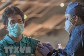 Nhân viên y tế tiêm vaccine phòng COVID-19 cho người dân tại Jakarta, Indonesia, ngày 23/7/2021. (Ảnh: THX/TTXVN) 