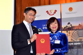 Đại sứ Lê Linh Lan và Lãnh sự danh dự Việt Nam tại Thụy Sĩ Philipp Rosler. (Ảnh: Tố Uyên/TTXVN) 