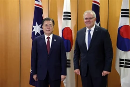 Thủ tướng Australia Scott Morrison (phải) và Tổng thống Hàn Quốc Moon Jae-in tại cuộc hội đàm ở Canberra ngày 13/12/2021. (Ảnh: Yonhap/TTXVN) 