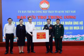 Chủ tịch Ủy ban Trung ương Mặt trận Tổ quốc Việt Nam Trần Thanh Mẫn tiếp nhận ủng hộ từ Anh hùng lao động Lê Văn Kiểm. (Nguồn: Mặt trận Tổ quốc Việt Nam) 