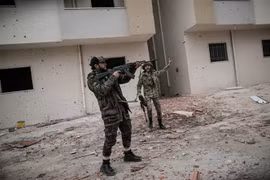 Lực lượng Chính phủ đoàn kết dân tộc Libya (GNA) trong cuộc giao tranh với Lực lượng Quân đội Quốc gia Libya (LNA) tại Salah Al-Din, Tripoli, Libya, ngày 13/2/2020. (Nguồn: THX/TTXVN) 