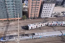 Hiện trường vụ tàu điện ngầm chệch khỏi đường ray tại Seoul, Hàn Quốc ngày 14/4/2020. (Nguồn: Yonhap/TTXVN) 