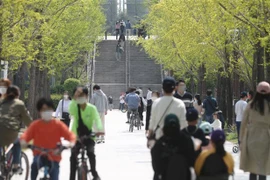Người dân di chuyển trong công viên tại Seoul, Hàn Quốc, ngày 11/4/2021. (Nguồn: Yonhap/TTXVN) 