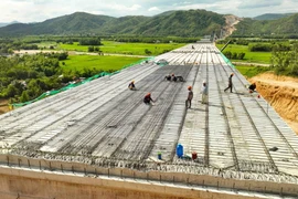 Thi công cầu Kỳ Lộ trên tuyến cao tốc Quy Nhơn-Chí Thạnh, đoạn qua xã An Định, huyện Tuy An, tỉnh Phú Yên. (Ảnh: Vũ Sinh/TTXVN)