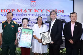 Ông Vương Đức Hoàng Quân, Chủ tịch Liên hiệp các tổ chức hữu nghị Thành phố Hồ Chí Minh (thứ hai từ phải sang), bà Trương Thị Hiền, Chủ tịch Hội hữu nghị Việt Nam-Cuba Thành phố Hồ Chí Minh (thứ hai từ trái sang) tặng tranh cho bà Indira Lopez Arguelles, 