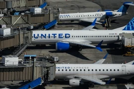 Máy bay của Hãng hàng không United Airlines tại sân bay quốc tế Newark, New Jersey, ngày 9/3/2023. (Ảnh: AFP/TTXVN)