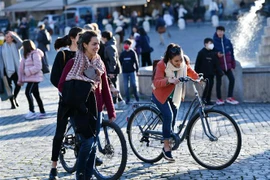 Người dân tại quảng trường Piazza del Popolo ở Rome, Italy, ngày 11/2/2022. (Ảnh: THX/TTXVN) 