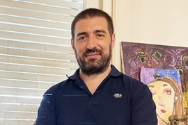 Nhà báo Gastón Fiorda trả lời phỏng vấn phóng viên TTXVN. (Ảnh: Diệu Hương/TTXVN)