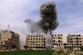 Khói bốc lên sau một cuộc không kích xuống phía Đông khu vực Ghouta, ngoại ô thủ đô Damascus, Syria. (Nguồn: AFP/TTXVN) 