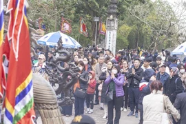 Người dân và du khách thập phương thắp hương trước đền Trần dịp Tết. (Ảnh: Công Luật/TTXVN)