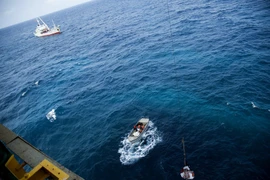[Photo] Chuyển quà Tết từ tàu Trường Sa lên nhà giàn DK1