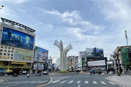 Vòng xoay Đèn 4 Ngọn, Quốc lộ 91 qua thành phố Long Xuyên vắng người và phương tiện lưu thông trong thời gian áp dụng Chỉ thị 16. (Ảnh: Thanh Sang/TTXVN) 