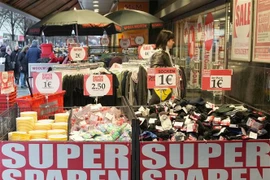 Giá hàng hóa được niêm yết tại một khu chợ ở Berlin, Đức. (Ảnh: THX/TTXVN)