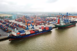 Bốc xếp container tại một bến cảng Hải Phòng. (Ảnh: CTV/Vietnam+) 