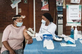 Nhân viên y tế tiêm vaccine phòng COVID-19 của hãng Johnson &Johnson cho người dân tại Durban, Nam Phi. (Ảnh: AFP/TTXVN) 