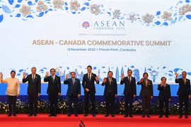 Các nhà lãnh đạo chụp ảnh chung tại Hội nghị Cấp cao Hiệp hội Các quốc gia Đông Nam Á (ASEAN) và Canada ở Phnom Penh, Campuchia ngày 12/11/2022. (Ảnh: AFP/TTXVN) 
