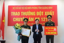 Phó Chủ tịch Ủy ban Nhân dân tỉnh Quảng Bình Nguyễn Tiến Hoàng trao tặng Bằng khen và tiền thưởng cho Ban Chuyên án QB1219L Bộ đội Biên phòng Quảng Bình. (Ảnh: Võ Dung/TTXVN) 