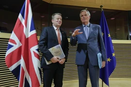 Trưởng đoàn đàm phán Brexit của Anh David Frost (trái) và người đồng cấp EU Michel Barnier (phải) tại vòng đàm phán đầu tiên hậu Brexit ở Brussels, Bỉ ngày 2/3/2020. (Nguồn: AFP/TTXVN) 