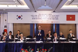 Chủ tịch nước Nguyễn Xuân Phúc dự Tọa đàm với các doanh nghiệp lớn Hàn Quốc. (Ảnh: Thống Nhất/TTXVN)