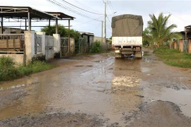 Đường làng Chiêu Liêu, xã An Trung, Kông Chro, Gia Lai bị hư hỏng nghiêm trọng gây mất an toàn giao thông. (Ảnh: Hồng Điệp/TTXVN)