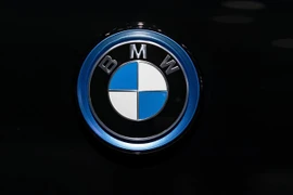 Biểu tượng của Tập đoàn sản xuất ôtô BMW tại Triển lãm ôtô ở Brussels, Bỉ, ngày 9/1/2020. (Nguồn: AFP/TTXVN) 