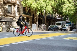 Người dân đeo khẩu trang phòng dịch COVID-19 tại Barcelona, Tây Ban Nha ngày 29/5/2020. (Nguồn: THX/TTXVN) 
