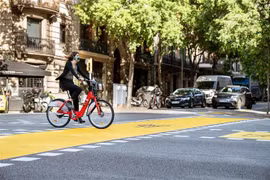 Người dân đeo khẩu trang phòng dịch COVID-19 tại Barcelona, Tây Ban Nha ngày 29/5/2020. (Nguồn: THX/TTXVN) 