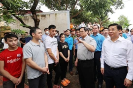 Thủ tướng Phạm Minh Chính thăm công nhân đang ở trọ tại thôn An Định, xã Tiền Phong, huyện Yên Dũng. (Ảnh: Dương Giang/TTXVN)