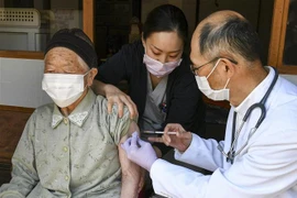 Nhân viên y tế tiêm vaccine phòng COVID-19 cho người cao tuổi tại tỉnh Nagano, Nhật Bản, ngày 21/4/2021. (Ảnh: AFP/ TTXVN) 