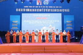 Đại biểu cắt băng khai mạc Hội chợ xúc tiến thương mại cho khu vực kinh tế tập thể, hợp tác xã năm 2024 (khu vực phía Bắc). (Ảnh: Minh Quyết/TTXVN)
