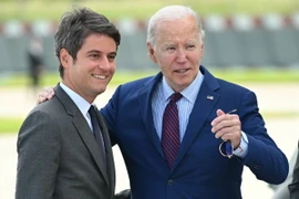 Thủ tướng Pháp Gabriel Attal (trái) đón Tổng thống Mỹ Joe Biden tại sân bay Orly ở Paris, Pháp, ngày 5/6/2024. (Ảnh: AFP/TTXVN)
