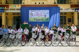 10 chiếc xe đạp được trao cho học sinh có hoàn cảnh khó khăn trên địa bàn xã Tân Bình, huyện Tân Biên, tỉnh Tây Ninh. (Ảnh: Giang Phương/TTXVN)