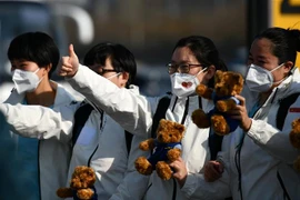 Đội ngũ nhân viên y tế hỗ trợ tỉnh Hồ Bắc khống chế dịch COVID-19 rời khỏi Hồ Bắc, ngày 17/3/2020. (Nguồn: THX/TTXVN) 