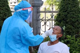 Lực lượng y tế lấy mẫu xét nghiệm cho người dân tại thôn Đông Hà 2 xã Thạch Long huyện Thạch Hà, tỉnh Hà Tĩnh. (Ảnh: Công Tường/TTXVN) 