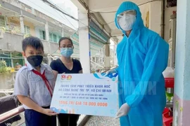 Học sinh có hoàn cảnh khó khăn nhận học bổng bảo trợ học tập. (Nguồn: hcmcpv.org.vn) 
