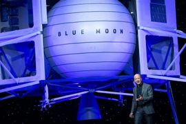 Tỷ phú Jeff Bezos giới thiệu tàu đổ bộ mặt trăng Blue Moon tại một sự kiện của Blue Origin ở Washington, DC, Mỹ, ngày 9/5/2019. (Ảnh: AFP/TTXVN) 