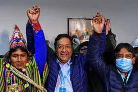Ông Luis Arce (giữa) mừng chiến thắng tại La Paz, Bolivia, ngày 19/10/2020. (Nguồn: AFP/TTXVN) 