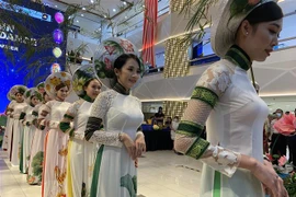 Màn trình diễn áo dài của Việt Nam tại sự kiện. (Ảnh: An Nguyễn/TTXVN) 