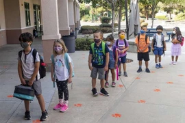 Học sinh đeo khẩu trang phòng dịch COVID-9 khi tới trường học ở Toronto, Ontario, Canada. (Ảnh: Getty Images/TTXVN) 