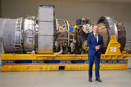 Thủ tướng Đức Olaf Scholz bên tuabin của đường ống dẫn khí đốt Dòng chảy phương Bắc 1 tại nhà máy Siemens ở thành phố Muelheim an der Ruhr, ngày 3/8/2022. (Ảnh: AFP/TTXVN) 