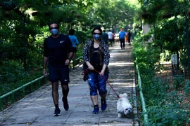 Người dân đeo khẩu trang phòng lây nhiễm COVID-19 tại New Delhi, Ấn Độ, ngày 21/5/2020. (Nguồn: THX/TTXVN) 