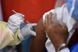 Nhân viên y tế được tiêm vaccine ngừa COVID-19 tại bệnh viện ở Caracas, Venezuela, ngày 19/2/2021. (Nguồn: AFP/TTXVN) 