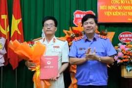 Phó viện trưởng Viện Kiểm sát Nhân dân Tối cao Nguyễn Quang Dũng trao quyết định và chúc mừng tân Viện trưởng Viện Kiểm sát Nhân dân tỉnh Phú Yên Phạm Trung Thuận. (Ảnh: Báo Tuổi trẻ)